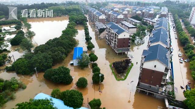 视频｜桂林暴雨引发内涝 战士齐腰深水里背出受困群众