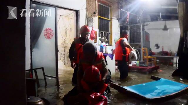 视频｜桂林暴雨引发内涝 战士齐腰深水里背出受困群众