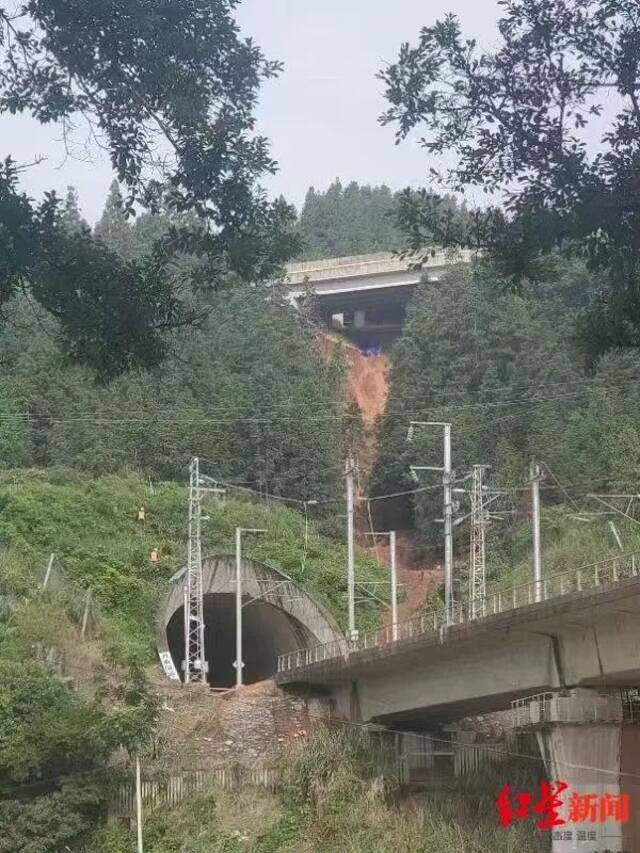 重走D2809次列车事故发生地，村民：雨连下了三周，桥墩护坡的土方三年没长草