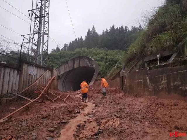 重走D2809次列车事故发生地，村民：雨连下了三周，桥墩护坡的土方三年没长草