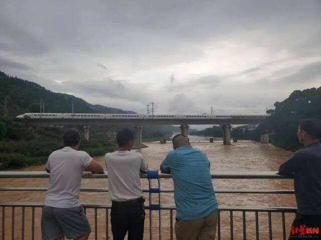 重走D2809次列车事故发生地，村民：雨连下了三周，桥墩护坡的土方三年没长草