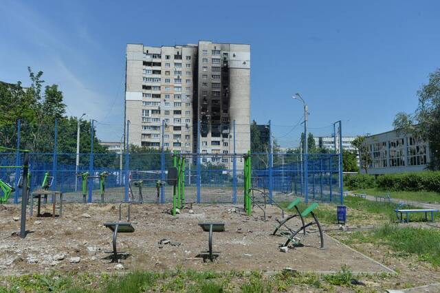 这是6月2日在乌克兰哈尔科夫市东部北萨尔托夫卡拍摄的受损建筑。新华社发（彼得·德鲁克摄）
