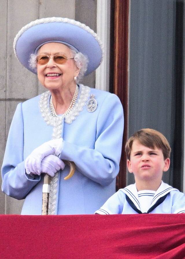 2022年6月2日，英国伦敦，女王伊丽莎白二世和路易斯小王子在女王的白金禧年庆典开幕式上。澎湃影像图