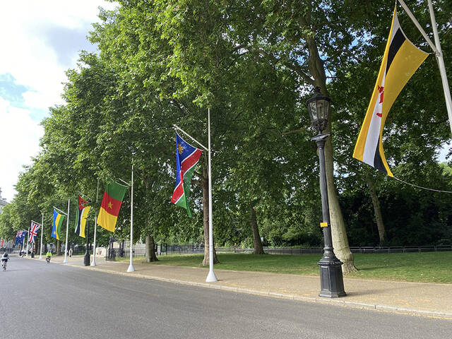 伦敦街头的英联邦国家国旗。受访者供图