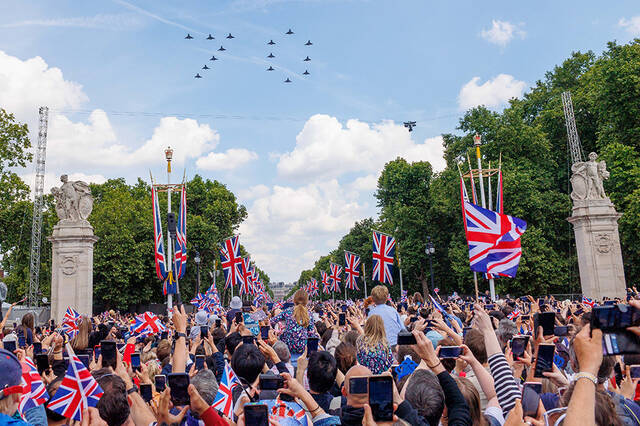 6月2日，在英国伦敦，人们在阅兵式后观看飞行表演。新华社发（蒂姆·爱尔兰摄）