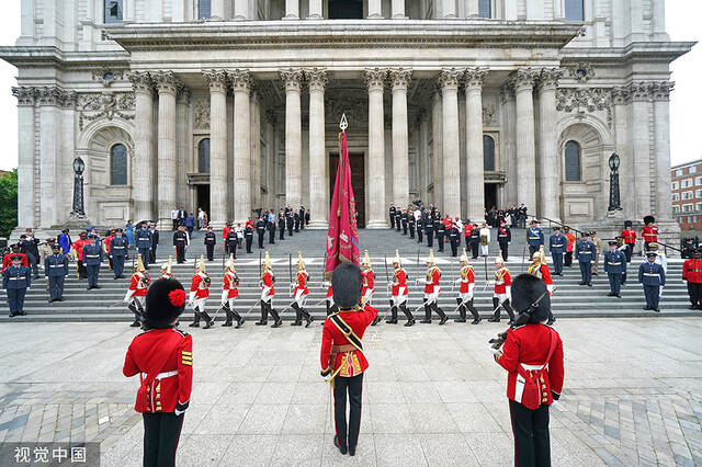 当地时间2022年6月3日，英国伦敦，英女王“白金禧年”庆典活动继续，感恩礼拜仪式在圣保罗大教堂举行。视觉中国图