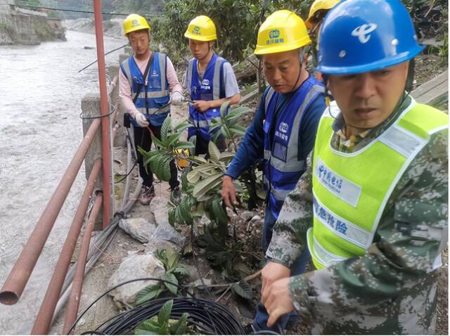 在河西抢修接续朝陇东方向的光缆