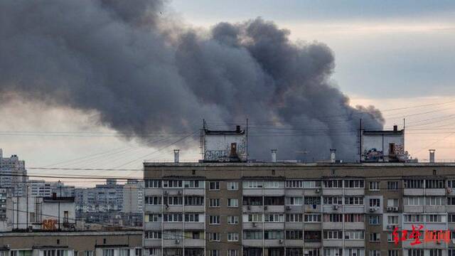 ▲基辅遭攻击后，城市上空冒起黑色浓烟。