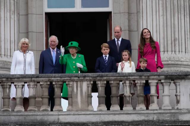 英国女王和王室成员出现在白金汉宫阳台上图源：美联社