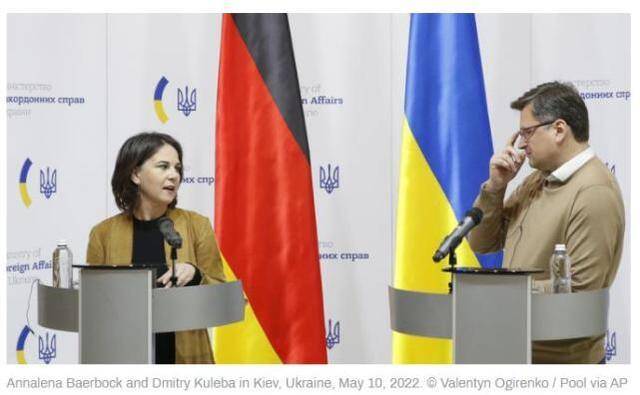 德国外交部长贝尔伯克和乌克兰外长库列巴图源：美联社