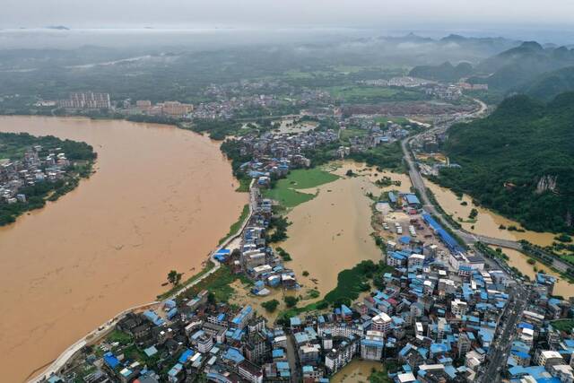 6月4日，强降雨导致融江广西融水县城段河水暴涨（无人机照片）。新华社记者黄孝邦摄