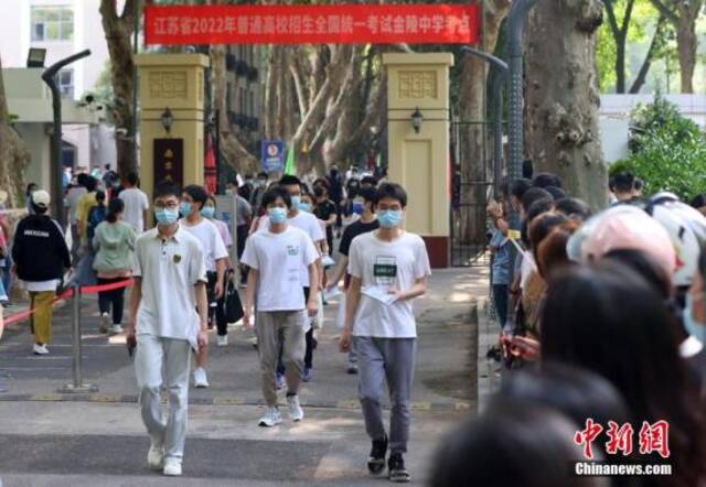 图为南京大批高考考生走进当地一处考点看考场。泱波摄