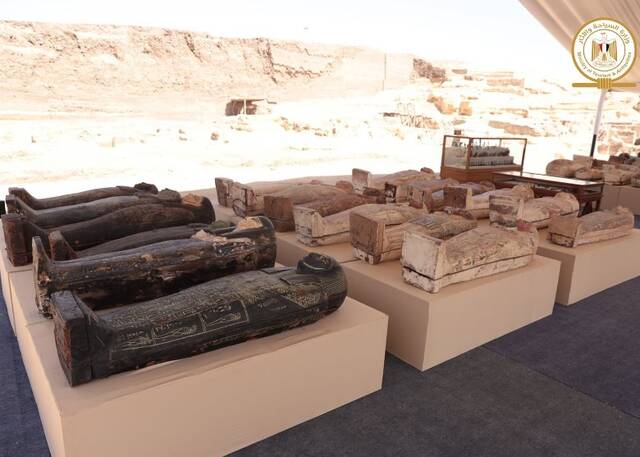 埃及吉萨省塞加拉地区发现250具彩绘木棺距今有2500多年历史