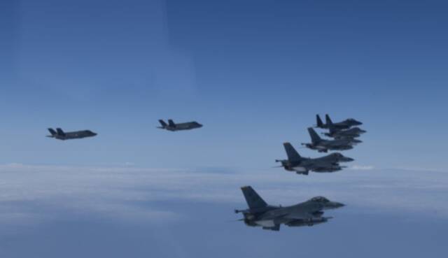 韩美7日出动20架战机，进行携弹飞行。（韩国联合参谋本部）