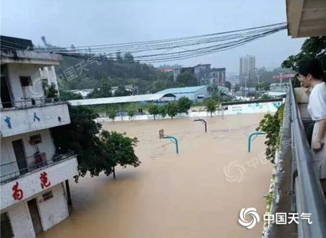 △2021年5月31日，广东惠州龙门县遭遇强降雨，龙门中学操场被淹。(图/颜昭潮）