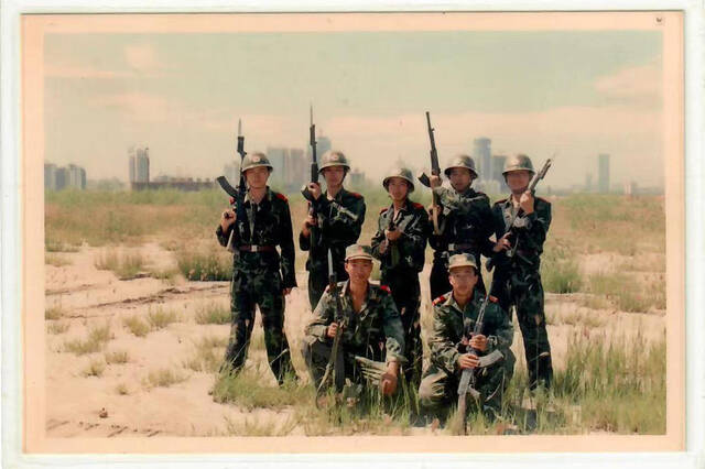 杨勇（后排右2）服役时与战友合影。