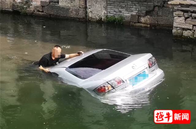 紧急！河道中有辆轿车，司机趴在车顶，绍兴市民划船捞人