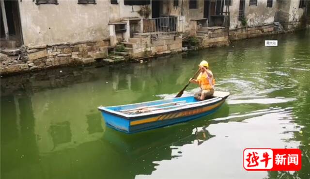 紧急！河道中有辆轿车，司机趴在车顶，绍兴市民划船捞人