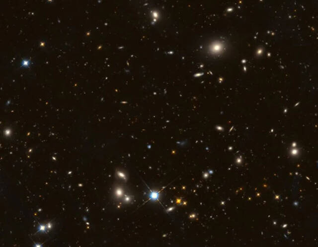 美国宇航局哈勃太空望远镜有史以来拍摄的最大的近红外图像以发现宇宙中最罕见的星系