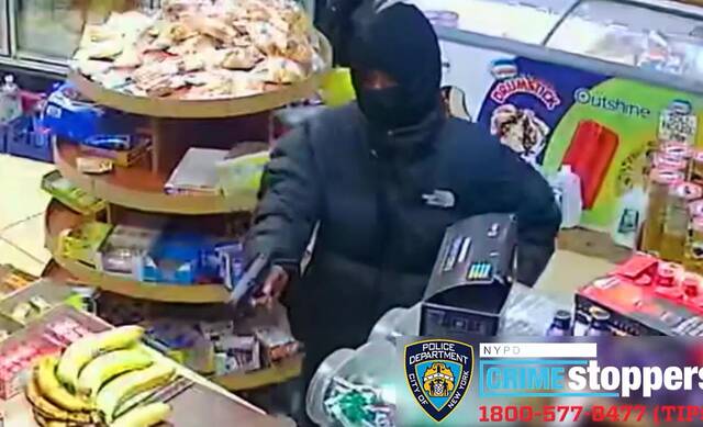 “什么都别做，打开收银机！”纽约3名青年持枪抢劫便利店视频曝光