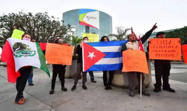 图说：洛杉矶的抗议人士反对将古巴、委内瑞拉和尼加拉瓜排除在美洲峰会之外。GJ图