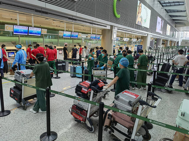 医护人员在机场办理登机手续，湖北省援沪重症医疗队6月8日凯旋。东航供图