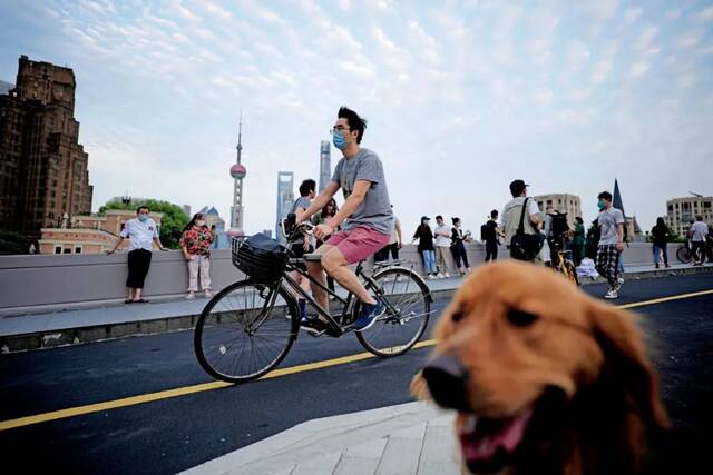 5月31日，上海外滩附近的一处街头。图/澎湃影像