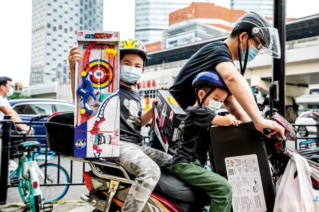 6月1日，上海，人们外出购买儿童节礼物。图/IC