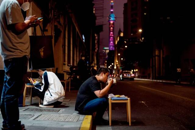 6月1日晚，上海街头吃夜宵的消费者。图/澎湃影像