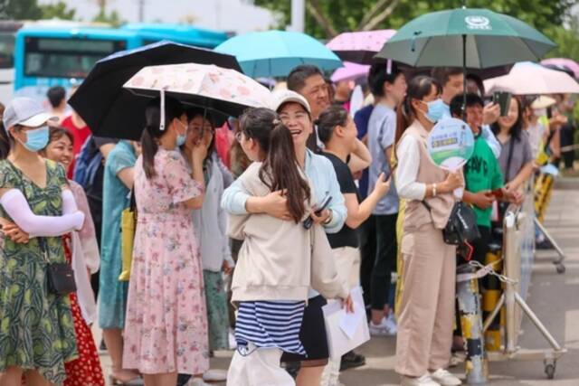  2022年6月8日，在山西省运城市新康国际实验学校考点，考生在第三门考试科目结束后与家长相拥庆祝。图片来源：视觉中国