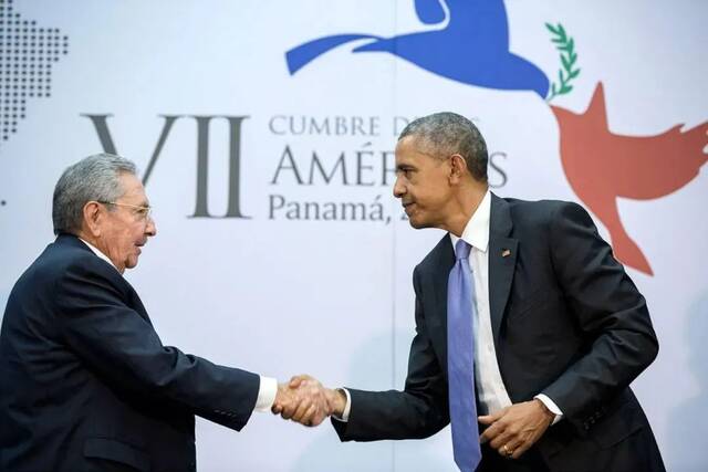 ▲当地时间2015年4月11日，巴拿马，奥巴马和劳尔·卡斯特罗在美洲峰会上握手。图/IC photo