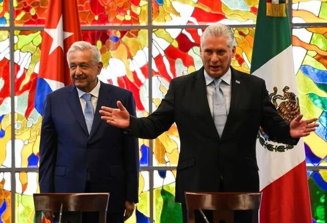 ▲当地时间2022年5月8日，古巴哈瓦那，墨西哥总统洛佩斯对古巴进行首次正式访问。左侧为洛佩斯，右侧为古巴国家主席迪亚斯-卡内尔。图/IC photo