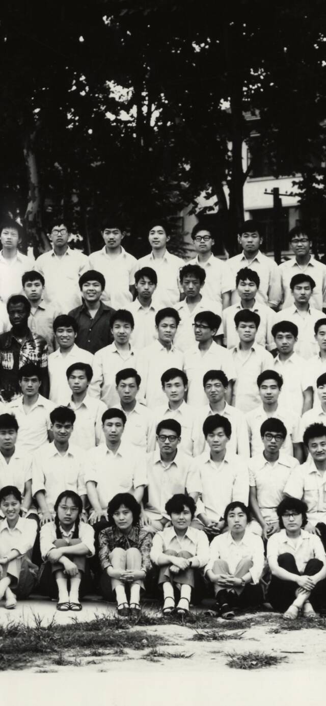 ▲华东水利学院1982届本科生毕业照（从下往上数第二排中间者为张建云）。受访者供图
