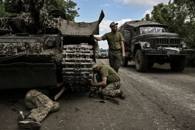 乌克兰军人7日在顿巴斯地区修理坦克（法新社）