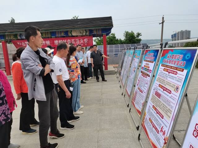 宝鸡市渭滨区法院开展《反有组织犯罪法》宣传活动