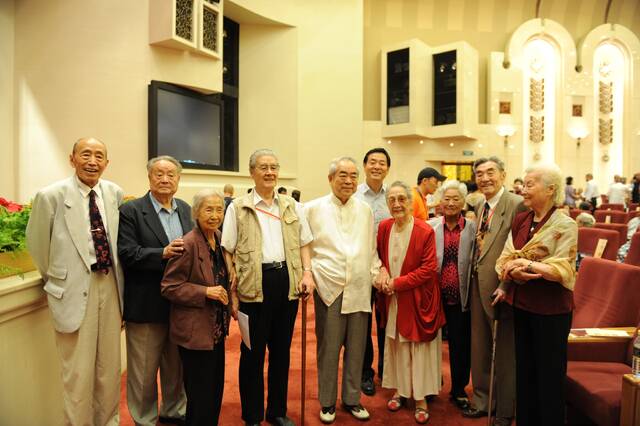 Δ图为在人艺六十周年时，范曾先生应邀参加相关活动时，与蓝天野（左四）、朱旭等老艺术家们在一起。