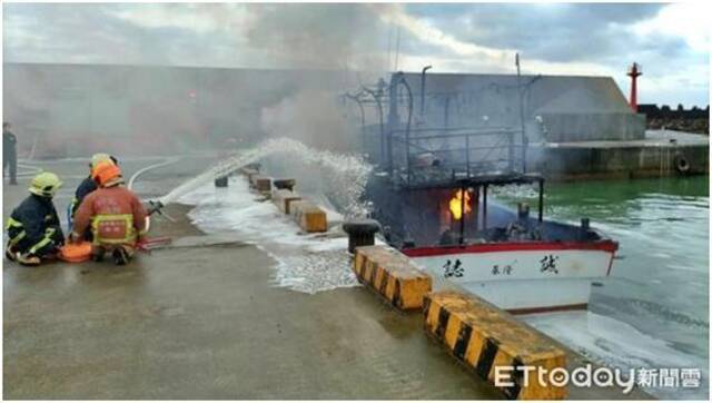 新北市金山区磺港渔港9日上午一渔船起火（图片来源：台湾“ETtoday”新闻云）