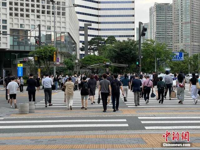 资料图：韩国街头的行人过马路。