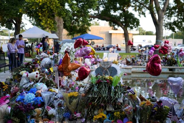 5月30日，在美国得克萨斯州南部尤瓦尔迪市的城市广场，人们悼念枪击事件遇害者。新华社记者吴晓凌摄