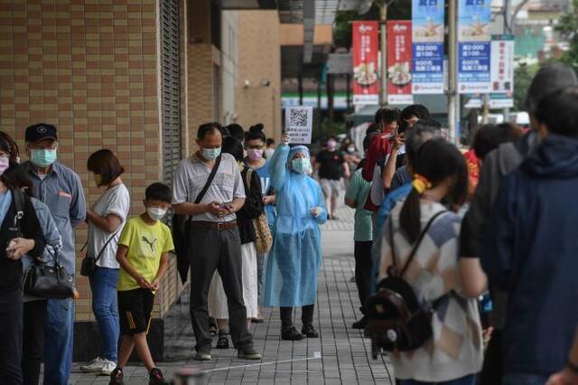 资料图：台湾民众依序排队等待接种疫苗。图片来源：台湾“中央社”记者赵世勋摄。