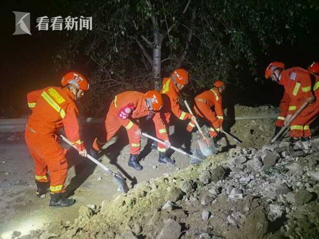 视频｜四川阿坝州发生6.0级地震 森林消防连夜转移群众