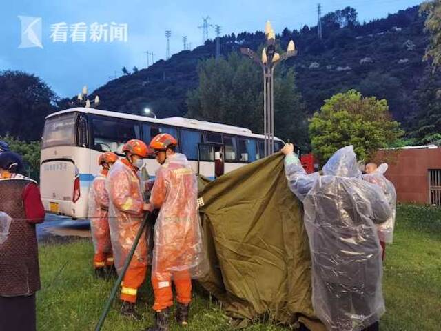 视频｜四川阿坝州发生6.0级地震 森林消防连夜转移群众