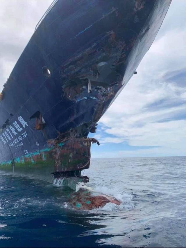 毁损的台湾渔船“兴旺发号”。图自台湾《自由时报》