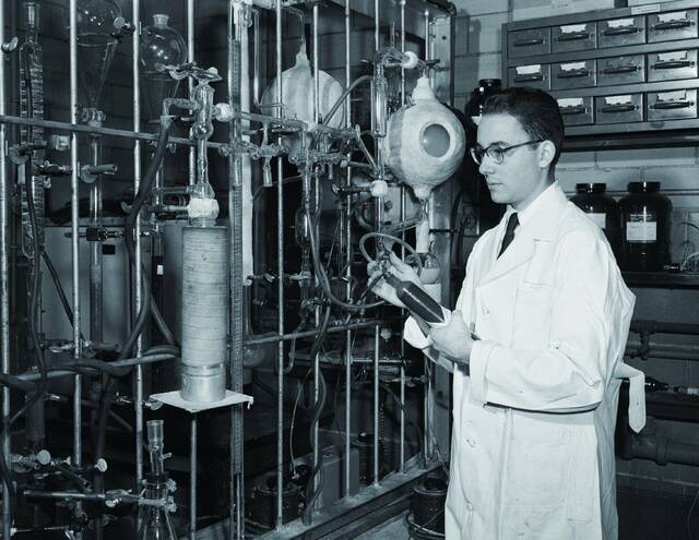 美国化学家米勒在实验室。