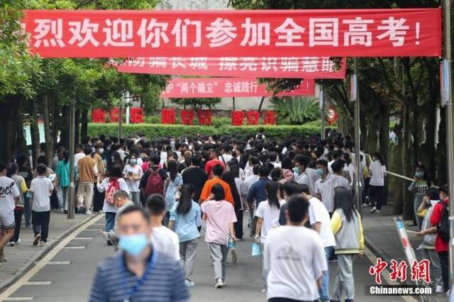 6月7日，贵州遵义，务川县民族中学考点，考生步入考场。中新社记者瞿宏伦摄