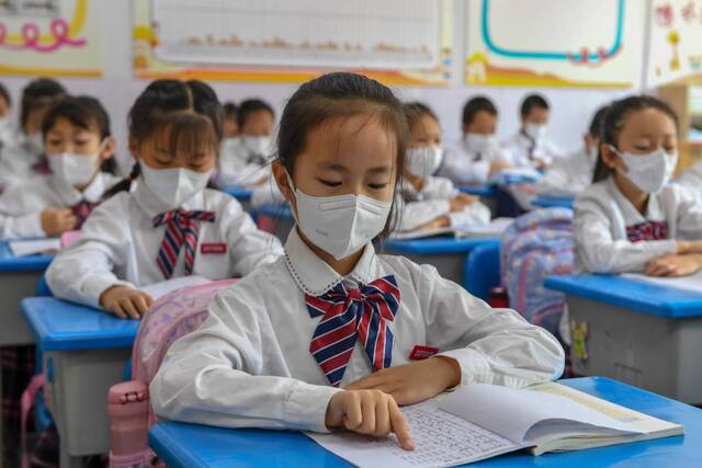 6月10日，在长春市赫行实验学校小学部学生们进行晨读。新华社记者张楠摄