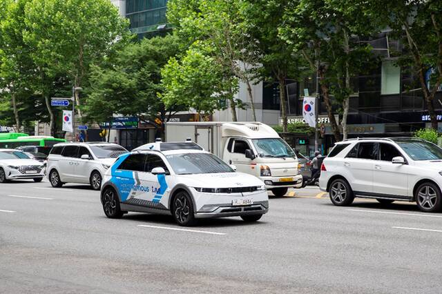 图为6月9日在韩国首尔拍摄的行驶中的自动驾驶汽车。记者王益亮摄