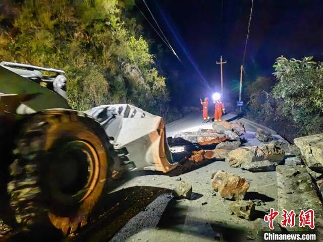 清理道路落石，打通救援通道。四川森林消防供图