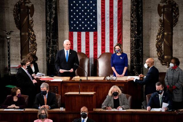 2021年1月6日，在美国华盛顿国会大厦，副总统彭斯（后排中左）和国会众议院议长佩洛西（后排中右）出席国会参众两院联席会议。（新华社发，埃林·沙夫摄）