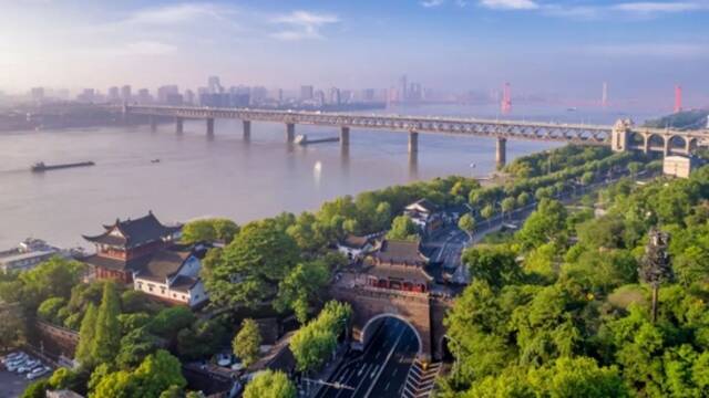 武汉长江大桥与晴川阁风光。图/图虫创意